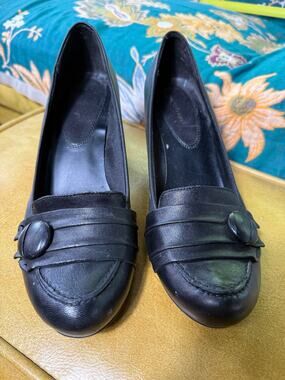 Y2K Bare Traps Black Leather Heeled Loafer Retro 90s Office Siren Button SZ 10M